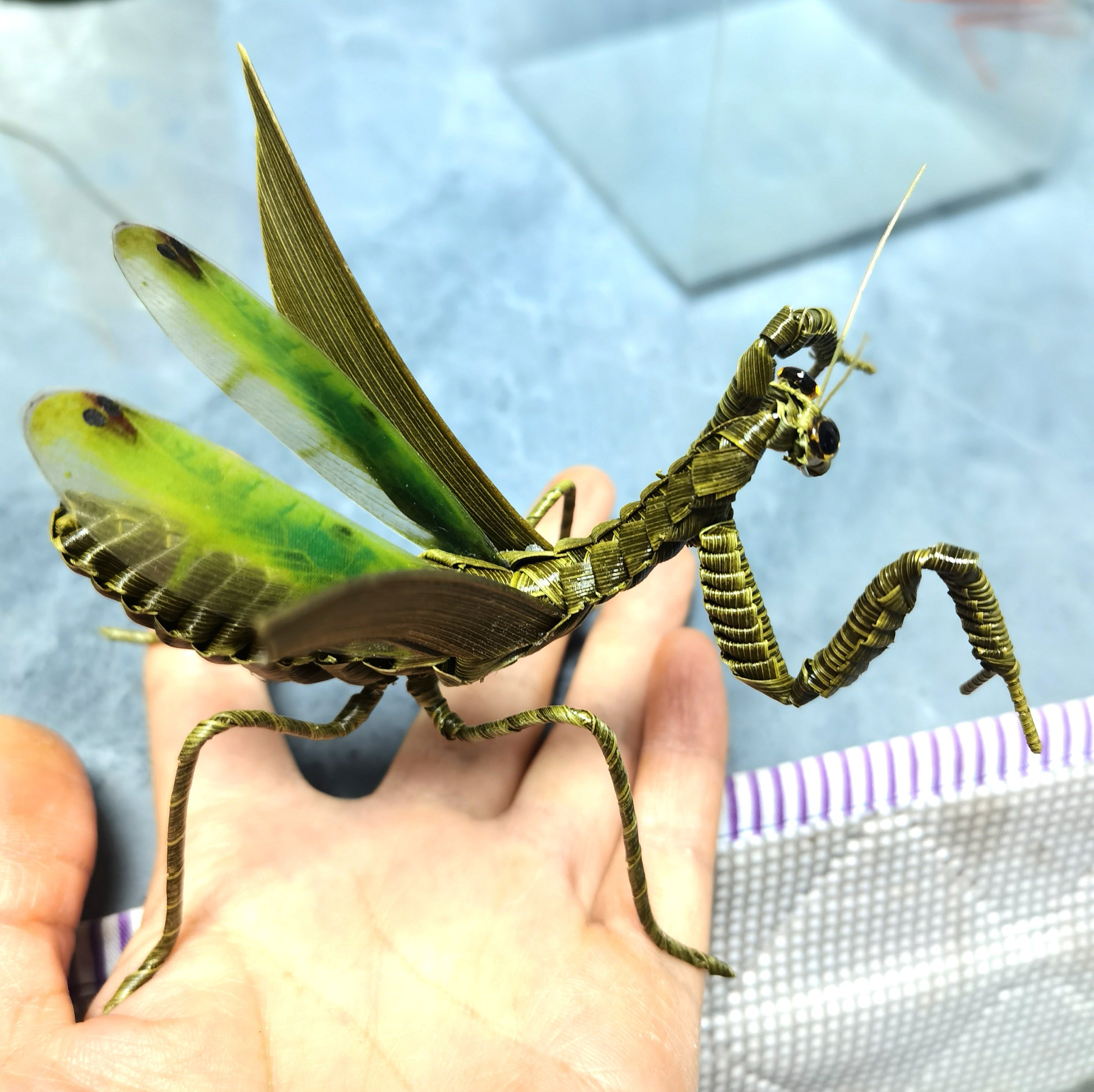 Handwoven Straw Praying Mantis – Traditional Chinese Folk Craft