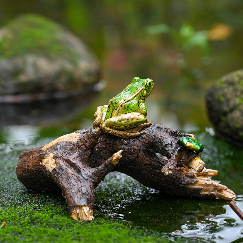 Handcrafted Green Tree Frog Figurine – Nature-Inspired Resin Sculpture for Home & Garden Décor