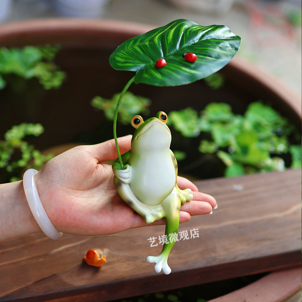 Mini Frog Figurine with Leaf Umbrella – Micro Landscape Garden Decor