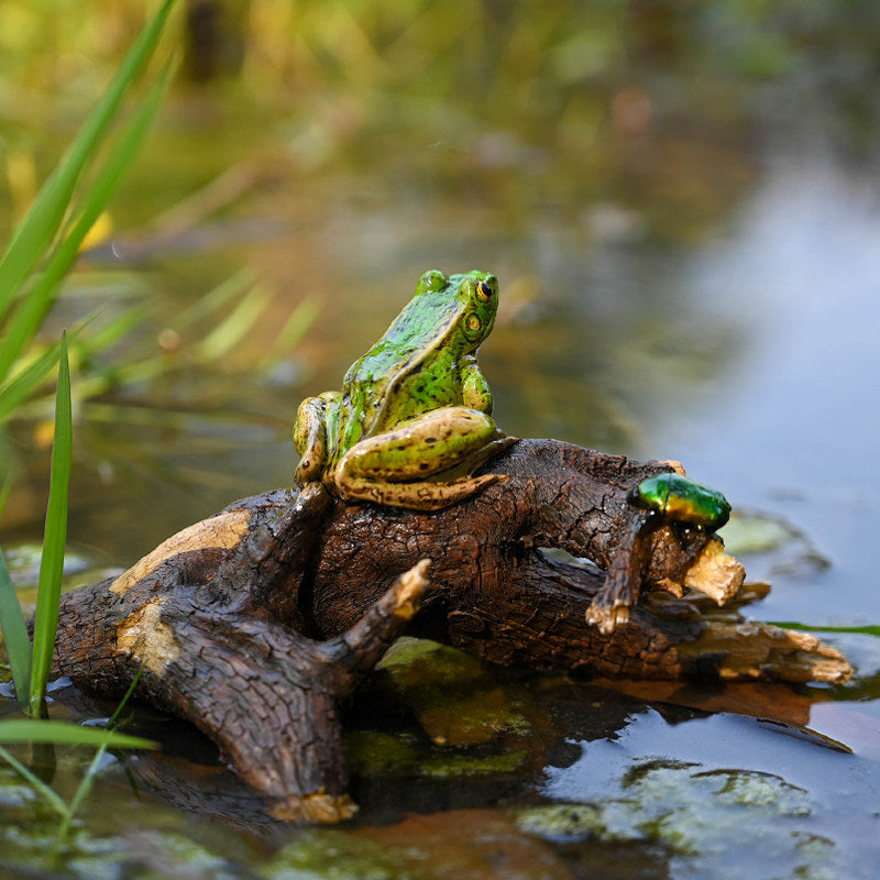 Handcrafted Green Tree Frog Figurine – Nature-Inspired Resin Sculpture for Home & Garden Décor