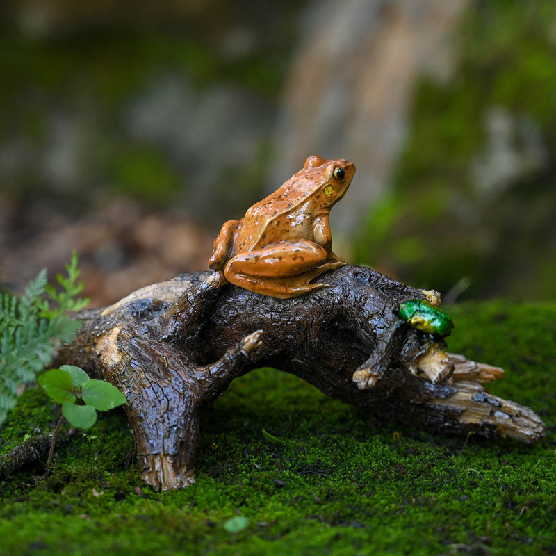 Handcrafted Green Tree Frog Figurine – Nature-Inspired Resin Sculpture for Home & Garden Décor