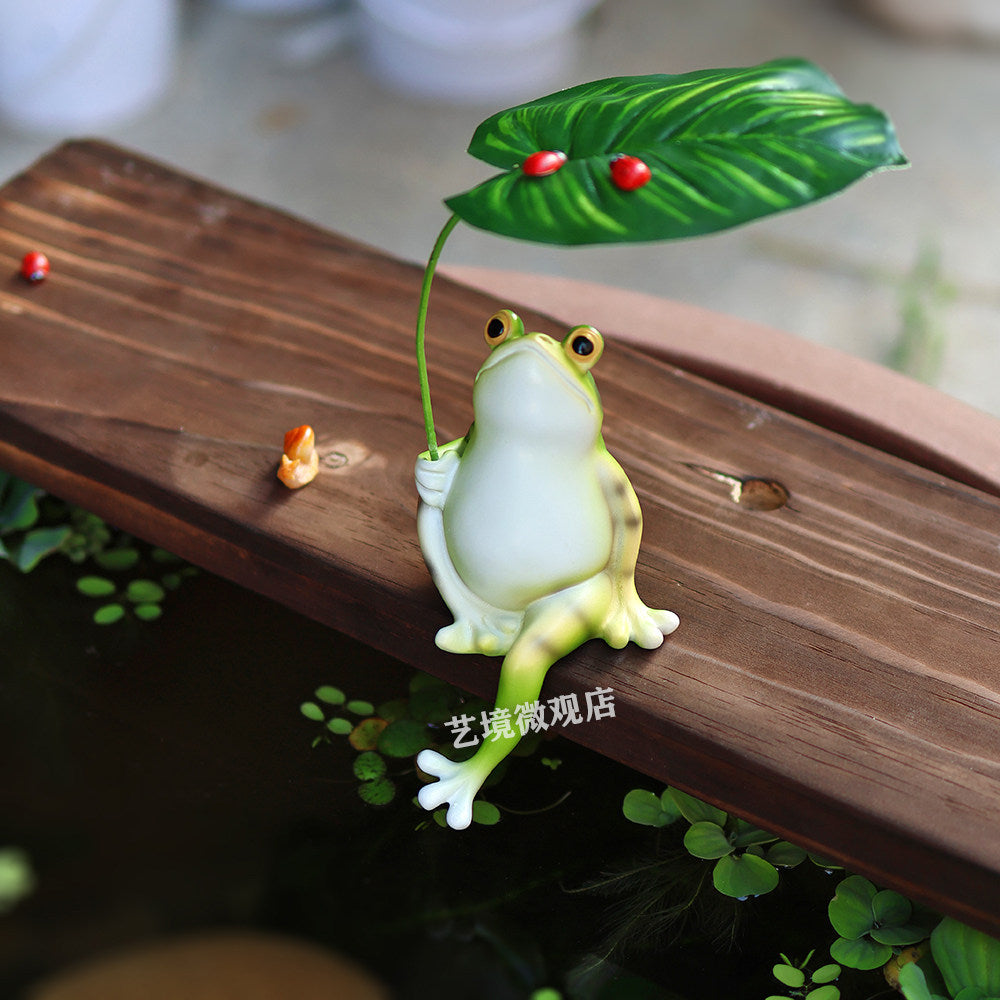 Mini Frog Figurine with Leaf Umbrella – Micro Landscape Garden Decor
