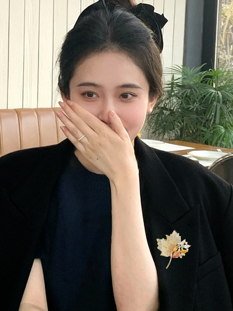 Golden Maple Leaf Crystal Brooch – Elegant Autumn Leaf Pin with Rhinestones, Luxury Statement Jewelry Gift