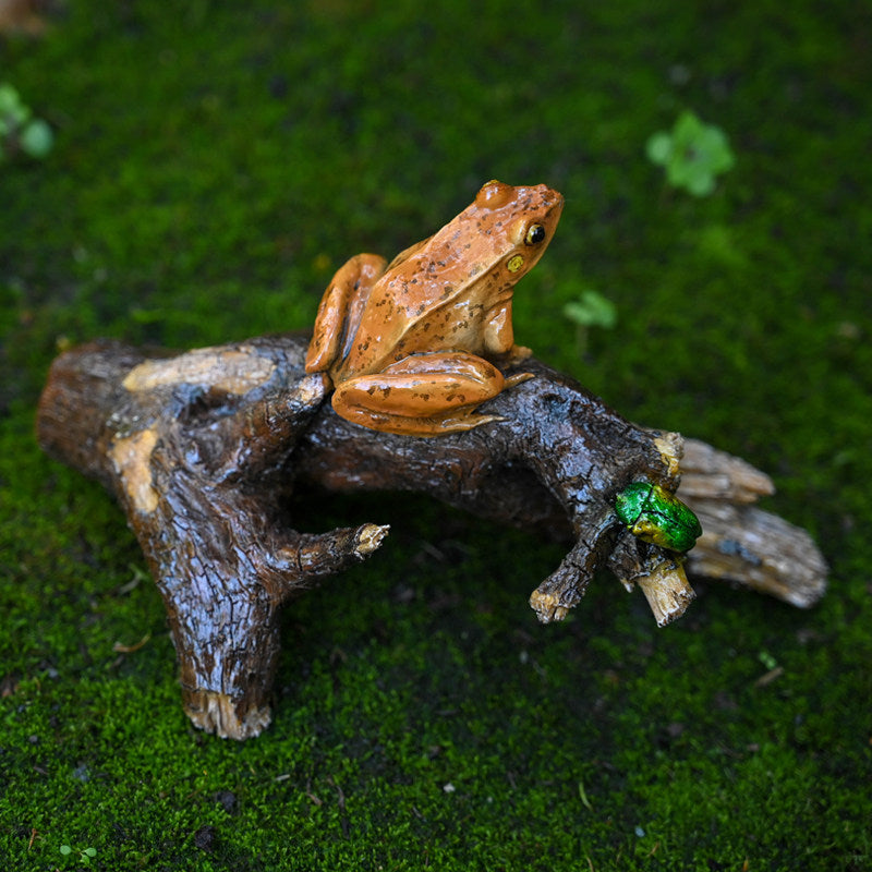 Handcrafted Green Tree Frog Figurine – Nature-Inspired Resin Sculpture for Home & Garden Décor