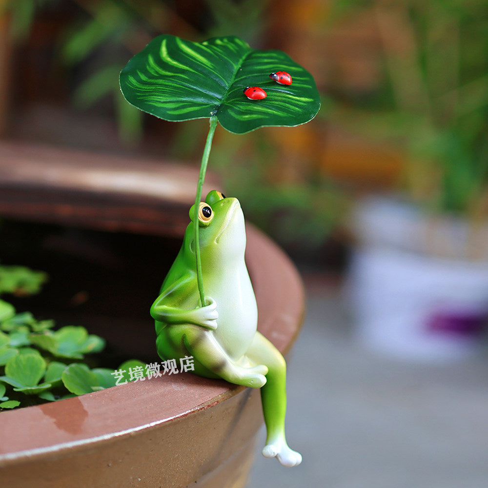 Mini Frog Figurine with Leaf Umbrella – Micro Landscape Garden Decor