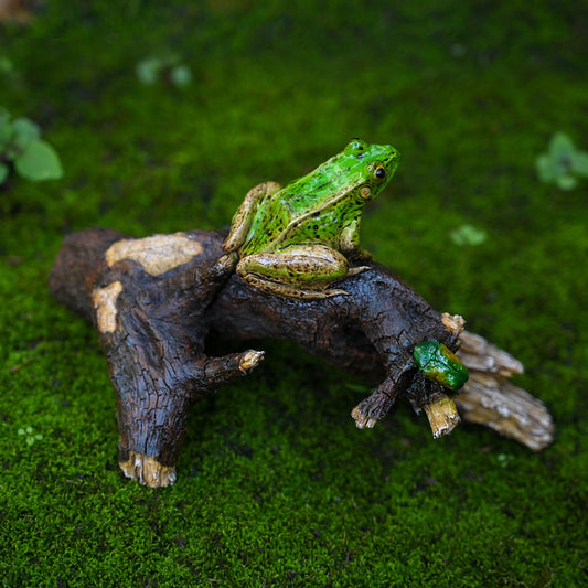 Handcrafted Green Tree Frog Figurine – Nature-Inspired Resin Sculpture for Home & Garden Décor