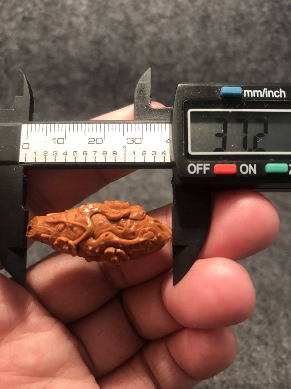 🐉 Hand-Carved Dragon Nut Sculpture – Miniature Micro Carving