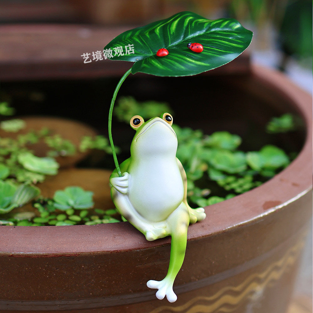 Mini Frog Figurine with Leaf Umbrella – Micro Landscape Garden Decor