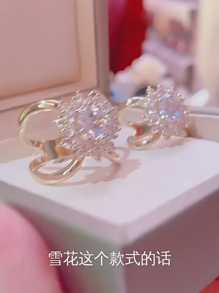 Vintage Snowflake Rhinestone Scarf Clip – Elegant Crystal Brooch (Multiple Sizes)