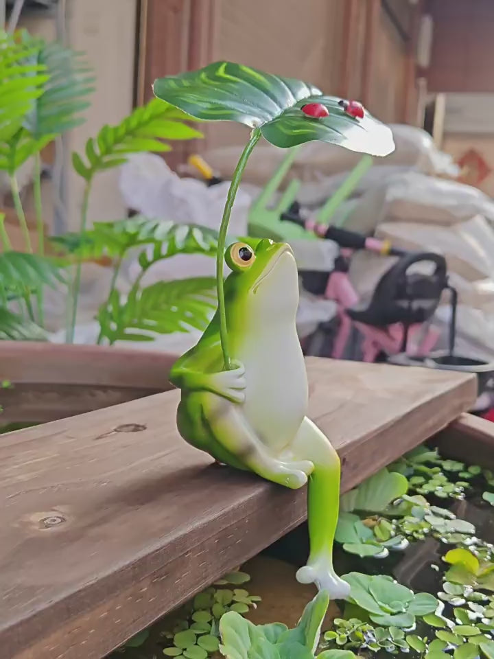 Mini Frog Figurine with Leaf Umbrella – Micro Landscape Garden Decor